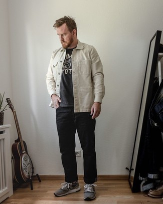 Модный лук: белая куртка-рубашка, черно-белая футболка с круглым вырезом с принтом, черные джинсы, темно-серые кроссовки