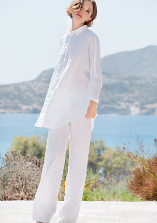 С чем носить льняную тунику: Льняная туника и белые льняные широкие брюки позволят составить гармоничный модный лук.