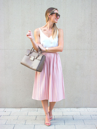 С чем носить розовую юбку в 30 лет в жару в стиле смарт-кэжуал: В сочетании друг с другом белая майка и розовая юбка будут выглядеть очень выигрышно. Вместе с этим нарядом прекрасно смотрятся серые кожаные босоножки на каблуке.