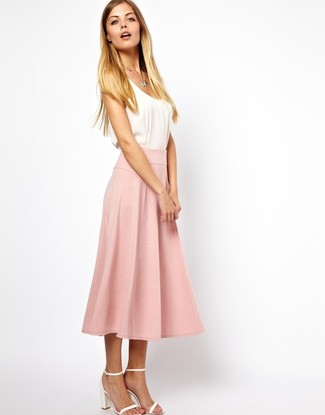 Модный лук: белая майка, розовая юбка-миди со складками, белые кожаные босоножки на каблуке