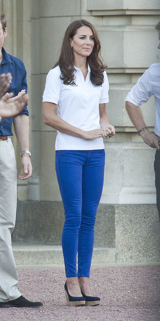 Как Kate Middleton носит Белая рубашка поло, Синие джинсы скинни, Темно-синие туфли на танкетке