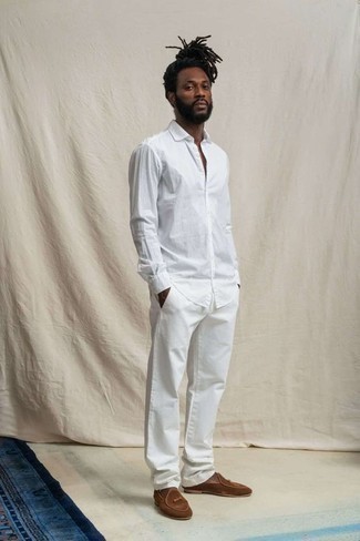Модный лук: белая рубашка с длинным рукавом, белые брюки чинос, коричневые замшевые лоферы