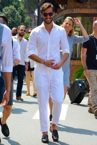 Модный лук: белая рубашка с длинным рукавом, белые брюки чинос, темно-коричневые кожаные лоферы с кисточками, черные солнцезащитные очки