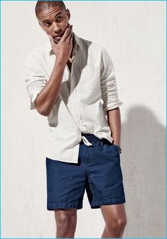 Какие шорты носить с бело-темно-синей рубашкой с длинным рукавом в 30 лет мужчине: Стильное сочетание бело-темно-синей рубашки с длинным рукавом и шорт без сомнений будет привлекать дамские взоры.