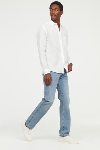 С чем носить бело-синюю рубашку с длинным рукавом мужчине лето в стиле кэжуал: Сочетание бело-синей рубашки с длинным рукавом и голубых джинсов позволит выглядеть аккуратно, а также подчеркнуть твою индивидуальность. Что до обуви, белые низкие кеды из плотной ткани — наиболее удачный вариант. В таком ансамбле будет очень комфортно, когда за окном невозможная жара.