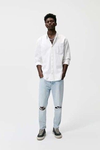 С чем носить белую рубашку с длинным рукавом в 20 лет мужчине в теплую погоду: Сочетание белой рубашки с длинным рукавом и голубых джинсов позволит подчеркнуть твой индивидуальный стиль. В этот лук легко интегрировать пару черно-белых низких кед из плотной ткани.