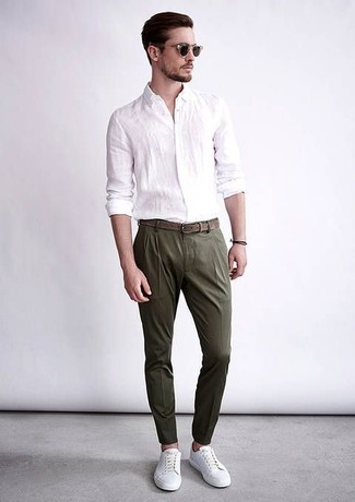 Как носить темно-зеленые брюки с белой рубашкой мужчине лето: Для воплощения изысканного мужского вечернего лука отлично подойдет белая рубашка и темно-зеленые брюки. Если тебе нравится смешивать в своих ансамблях разные стили, на ноги можно надеть белые кожаные низкие кеды. Такое сочетание может стать настоящим спасением, если на улице изнуряющий зной.