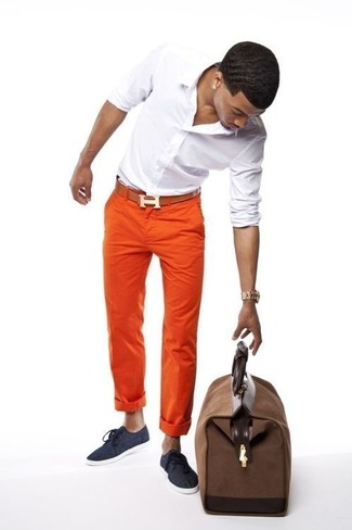Какие рубашки с длинным рукавом носить с синими низкими кедами мужчине: Рубашка с длинным рукавом и оранжевые брюки чинос — обязательные вещи в гардеробе мужчин с чувством стиля. Если сочетание несочетаемого привлекает тебя не меньше, чем проверенная классика, дополни свой образ синими низкими кедами.