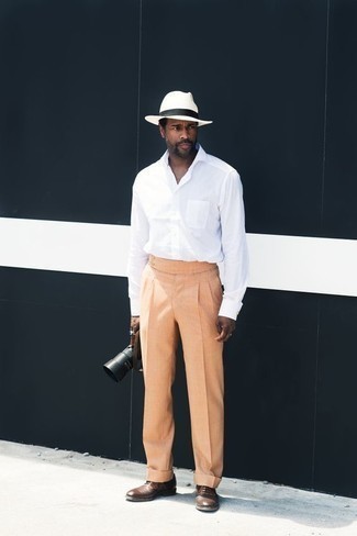 С чем носить соломенную шляпу в 30 лет мужчине в деловом стиле: Белая рубашка с длинным рукавом и соломенная шляпа — великолепная формула для воплощения привлекательного и несложного лука. Думаешь сделать образ немного элегантнее? Тогда в качестве обуви к этому луку, выбери коричневые кожаные оксфорды.