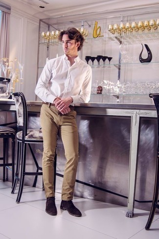 С чем носить темно-коричневый замшевый ремень мужчине: Белая рубашка с длинным рукавом и темно-коричневый замшевый ремень — идеальный выбор для активного выходного дня. Весьма удачно здесь смотрятся темно-коричневые замшевые повседневные ботинки.