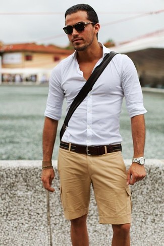 Модный лук: белая рубашка с длинным рукавом, светло-коричневые шорты, темно-коричневый кожаный ремень