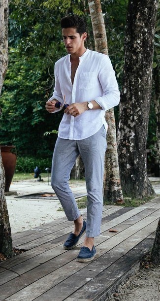 С чем носить бело-темно-синюю рубашку в 20 лет мужчине в жару в стиле кэжуал: Сочетание бело-темно-синей рубашки и серых брюк чинос позволит создать необычный мужской образ в повседневном стиле. Темно-синие замшевые эспадрильи добавят образу элегантности.