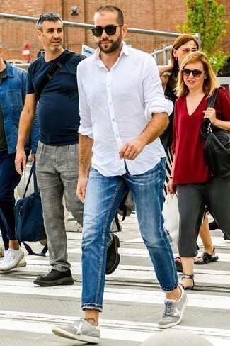 С чем носить синие рваные джинсы мужчине: Белая льняная рубашка с длинным рукавом и синие рваные джинсы — классное решение для парней, которые постоянно в движении. Хочешь сделать образ немного элегантнее? Тогда в качестве дополнения к этому образу, выбирай серые замшевые низкие кеды.