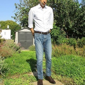Как носить джинсы с оксфордами лето в стиле смарт-кэжуал: Поклонникам стиля кэжуал полюбится сочетание белой рубашки с длинным рукавом в вертикальную полоску и джинсов. Любители модных экспериментов могут закончить образ оксфордами, тем самым добавив в него толику строгости. Нечего и говорить, подобный лук станет хорошей идеей в жаркий день.