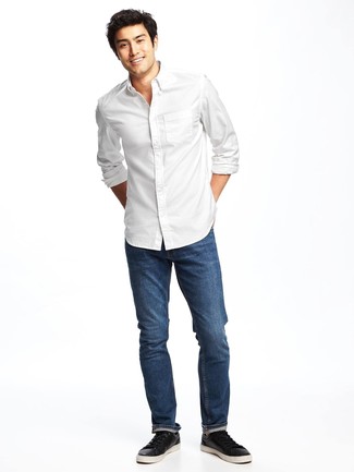 С чем носить черные кожаные низкие кеды в 20 лет мужчине: Белая рубашка с длинным рукавом и синие джинсы однозначно украсят твой гардероб. Переходя к обуви, можно завершить лук черными кожаными низкими кедами.