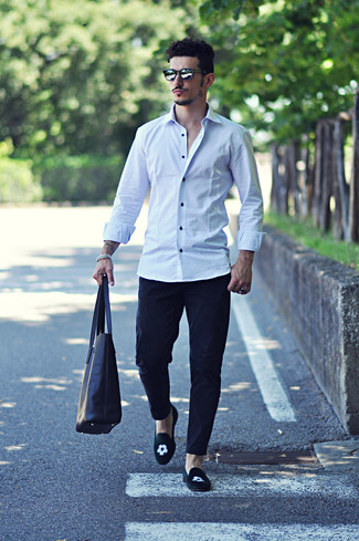 Модный лук: белая рубашка с длинным рукавом, черные брюки чинос, черные замшевые лоферы с вышивкой, черная кожаная большая сумка