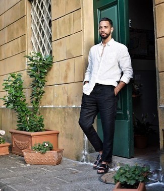 Модный лук: белая рубашка с длинным рукавом в вертикальную полоску, черные брюки чинос, черные кожаные сандалии, черный кожаный ремень