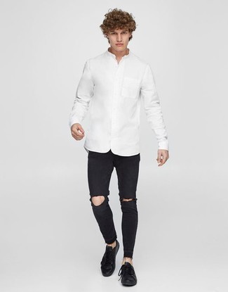 С чем носить бело-черную рубашку подросткам мужчине в теплую погоду в спортивном стиле: Сочетание бело-черной рубашки и черных рваных зауженных джинсов - очень практично, и поэтому идеально для создания интересного повседневного стиля. Хочешь сделать лук немного строже? Тогда в качестве обуви к этому луку, стоит обратить внимание на черные кожаные низкие кеды.