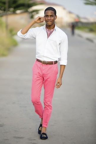 С чем носить ярко-розовые брюки мужчине лето: Белая рубашка с длинным рукавом и ярко-розовые брюки — неотъемлемые составляющие в гардеробе мужчин с прекрасным вкусом в одежде. Думаешь сделать лук немного элегантнее? Тогда в качестве дополнения к этому ансамблю, выбери темно-синие бархатные лоферы. Подобный ансамбль чудесно подходит для жаркой погоды.