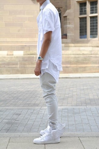 Модный лук: белая рубашка с коротким рукавом, бежевые брюки чинос, белые кожаные высокие кеды