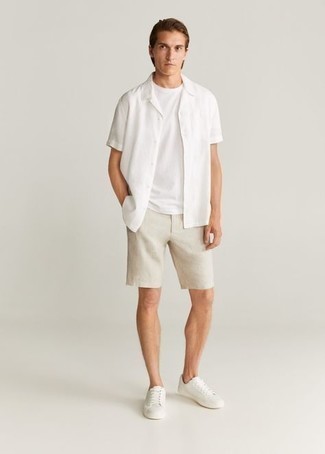 Модный лук: белая рубашка с коротким рукавом, белая футболка с круглым вырезом, бежевые шорты, белые низкие кеды из плотной ткани