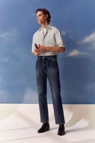 Как носить рубашку с коротким рукавом с ботинками челси мужчине: Рубашка с коротким рукавом и темно-синие джинсы — неотъемлемые вещи в гардеробе современного молодого человека. Любишь эксперименты? Дополни образ ботинками челси.