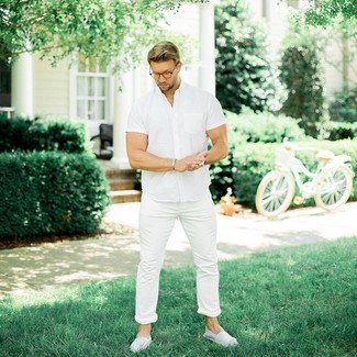 Какие эспадрильи носить с белыми джинсами в 30 лет мужчине: Стильное сочетание белой рубашки с коротким рукавом и белых джинсов подойдет для случаев, когда удобство ценится превыше всего. Пара эспадрилий поможет сделать образ цельным.