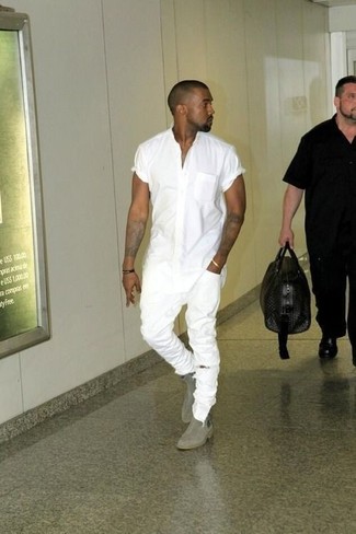 Как Kanye West носит Белая рубашка с коротким рукавом, Белые рваные зауженные джинсы, Серые замшевые ботинки челси