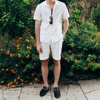 Модный лук: белая рубашка с коротким рукавом, белые шорты, черные кожаные лоферы, темно-коричневые солнцезащитные очки