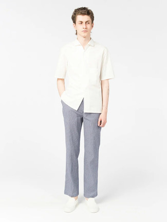 Модный лук: белая рубашка с коротким рукавом, голубые брюки чинос в горизонтальную полоску, белые слипоны из плотной ткани