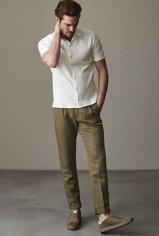 Модный лук: белая рубашка с коротким рукавом, оливковые классические брюки, оливковые низкие кеды из плотной ткани