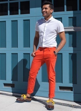С чем носить разноцветные кожаные лоферы мужчине: Белая рубашка с коротким рукавом и оранжевые брюки чинос прочно закрепились в гардеробе многих джентльменов, позволяя составлять яркие и стильные луки. Теперь почему бы не добавить в этот лук на каждый день немного изысканности с помощью разноцветных кожаных лоферов?