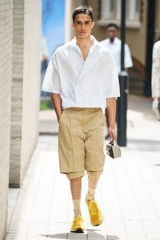 Модный лук: белая рубашка с коротким рукавом в вертикальную полоску, светло-коричневые шорты, горчичные кроссовки, бежевые носки