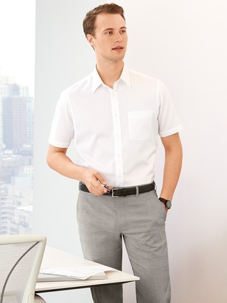 Как носить белую рубашку с коротким рукавом с серыми классическими брюками мужчине лето: Белая рубашка с коротким рукавом и серые классические брюки — отличный выбор для воплощения мужского ансамбля в стиле смарт-кэжуал. Подобный образ несомненно придется тебе по вкусу в летний зной.