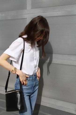 Модный лук: белая рубашка с коротким рукавом, синие джинсы, черная кожаная сумка через плечо, золотые часы