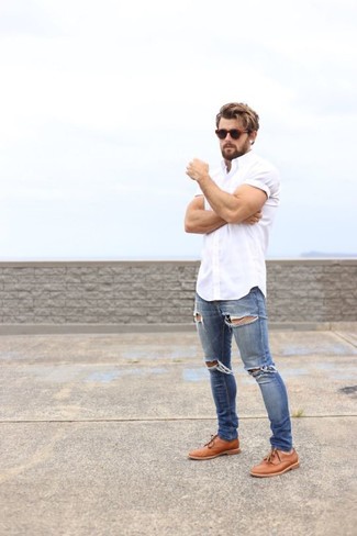 Как носить рубашку с коротким рукавом с зауженными джинсами в 30 лет мужчине лето в стиле кэжуал: Если в одежде ты делаешь ставку на удобство и функциональность, рубашка с коротким рукавом и зауженные джинсы — великолепный вариант для расслабленного мужского образа на каждый день. Любители экспериментировать могут дополнить образ табачными кожаными туфлями дерби, тем самым добавив в него толику изысканности. Подобный ансамбль дарит тебе комфорт в жаркую погоду и удобство в ношении.