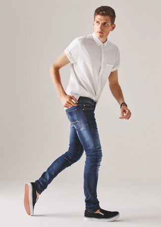 Модный лук: белая рубашка с коротким рукавом, синие зауженные джинсы, черные слипоны, черный браслет