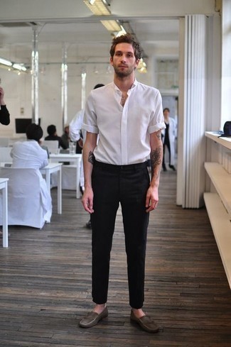 Модный лук: белая рубашка с коротким рукавом, черные брюки чинос, коричневые замшевые мокасины
