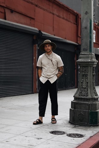 Модный лук: белая рубашка с коротким рукавом, черные брюки чинос, черные кожаные сандалии, коричневая шерстяная шляпа