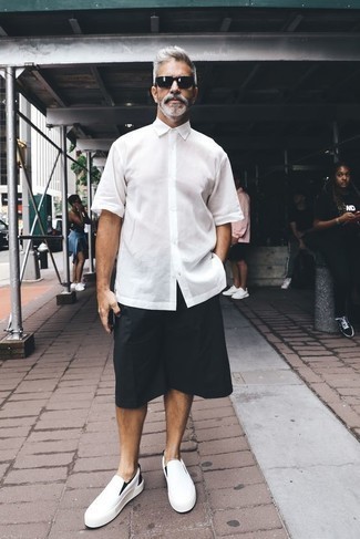 С чем носить бело-черные слипоны мужчине в стиле кэжуал: Белая рубашка с коротким рукавом и черные шорты — неотъемлемые вещи в гардеробе стильного мужчины. Бело-черные слипоны — хороший вариант, чтобы завершить образ.