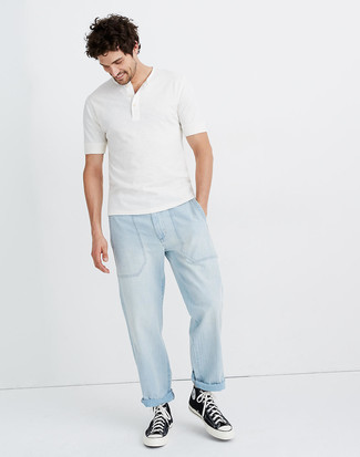 Как носить джинсы с футболкой на пуговицах в 30 лет мужчине: Лук из футболки на пуговицах и джинсов вдохновляет на проявление собственной индивидуальности. Чтобы ансамбль не получился слишком строгим, можно дополнить его черно-белыми высокими кедами из плотной ткани.