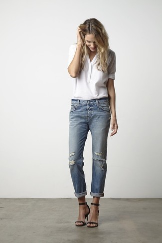 С чем носить синие рваные джинсы-бойфренды: Белая футболка на пуговицах и синие рваные джинсы-бойфренды — замечательная формула для воплощения приятного и функционального ансамбля. Вкупе с этим образом выгодно будут смотреться черные кожаные босоножки на каблуке.