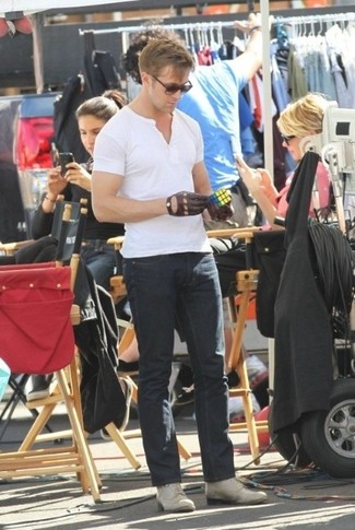 Как Ryan Gosling носит Белая футболка на пуговицах, Черные джинсы, Серые кожаные повседневные ботинки, Коричневые кожаные перчатки