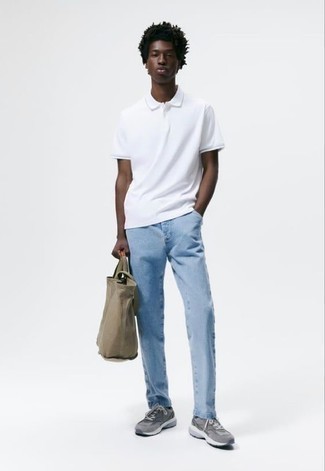 С чем носить голубые джинсы мужчине: Практичное сочетание белой футболки-поло и голубых джинсов безусловно будет привлекать внимание прекрасного пола. Этот ансамбль выгодно дополнят серые кроссовки.