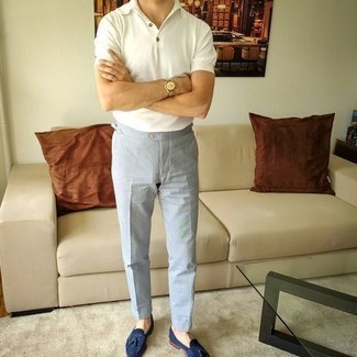 С чем носить бело-темно-синюю футболку-поло в 30 лет мужчине в жару в деловом стиле: Бело-темно-синяя футболка-поло в паре с серыми классическими брюками может стать замечательным офисным луком. Если тебе нравится сочетать в своих луках разные стили, на ноги можно надеть темно-синие замшевые лоферы с кисточками.