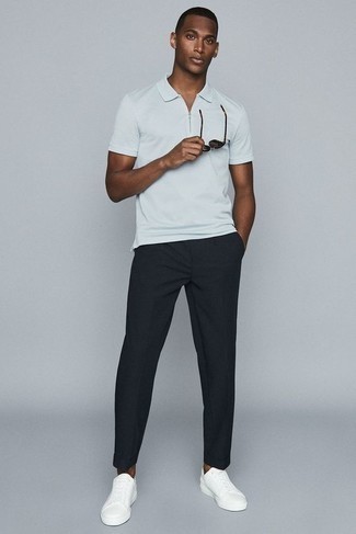 Модный лук: белая футболка-поло, черные брюки чинос, белые кожаные низкие кеды, темно-коричневые солнцезащитные очки
