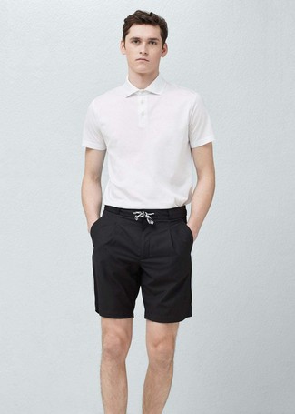 С чем носить бело-синюю футболку-поло мужчине в жару: Бело-синяя футболка-поло и черные шорты — must have элементы в гардеробе парней с отменным вкусом в одежде.
