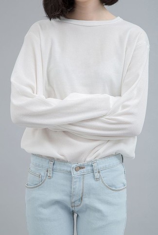 Какие джинсы носить с бело-черной футболкой с длинным рукавом женщине в теплую погоду в стиле смарт-кэжуал: Если ты ценишь комфорт и функциональность, не обходи стороной такое сочетание бело-черной футболки с длинным рукавом и джинсов.