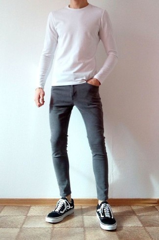Какие джинсы носить с бело-синей футболкой с длинным рукавом мужчине: Бело-синяя футболка с длинным рукавом и джинсы — отличная формула для создания стильного и незамысловатого образа. Весьма недурно здесь смотрятся черно-белые низкие кеды из плотной ткани.