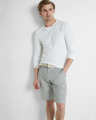 Модный лук: белая футболка с длинным рукавом, серые шорты, бежевый плетеный ремень из плотной ткани
